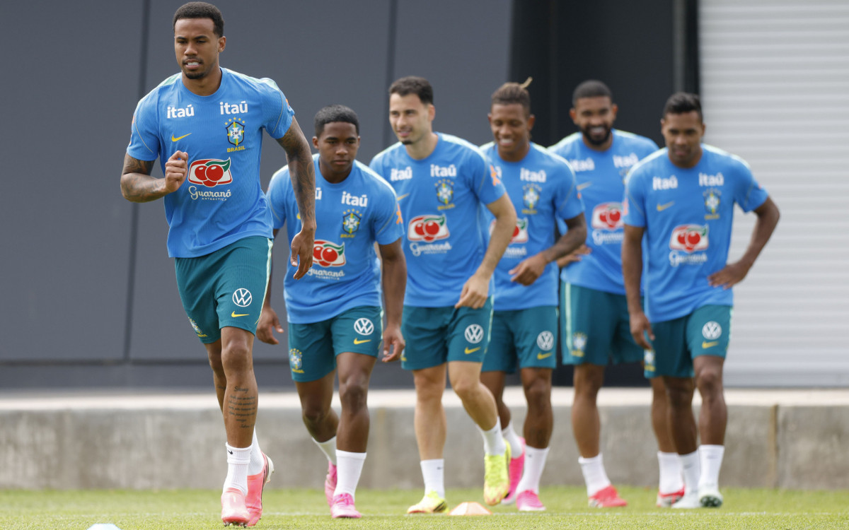 Gabriel Magalhães, Endrick, Gabriel Martinelli, Danilo Santos, Alex Sandro e Bremer  em treino da seleção brasileira