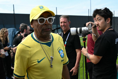 Spike Lee visita treino da Seleção e enaltece Neymar: 'Esse é o meu cara'