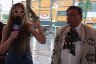 Vídeo! Repórter é surpreendida com arma em cobertura no México e reage de maneira inusitada 