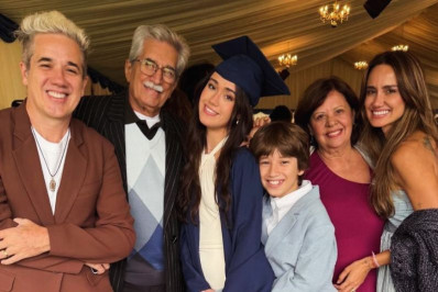 Rogério Flausino comemora formatura da filha na Inglaterra