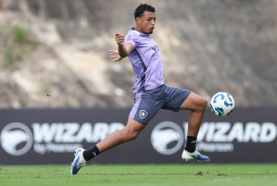 Botafogo emprestará atacante a clube estrangeiro e busca negociar outros nomes