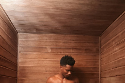 Breno Ferreira posa de sunga e recebe elogios de Clara Moneke