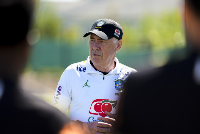 Vídeo! Aniversariante do dia, Ancelotti passa por 'corredor polonês' na Seleção