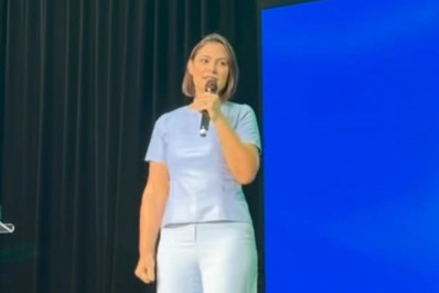 Michelle diz que apoiará Flávio Bolsonaro 'no momento certo'
