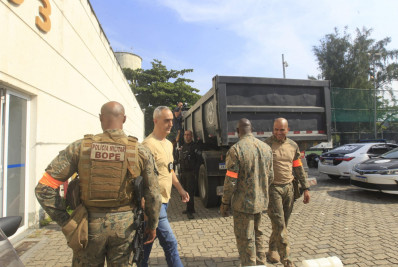 Polícia localiza 'shopping' que vendia celulares roubados e cigarros contrabandeados na Maré