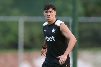 São Paulo e Botafogo negociam troca de Ferraresi por Newton, mas valores travam acordo