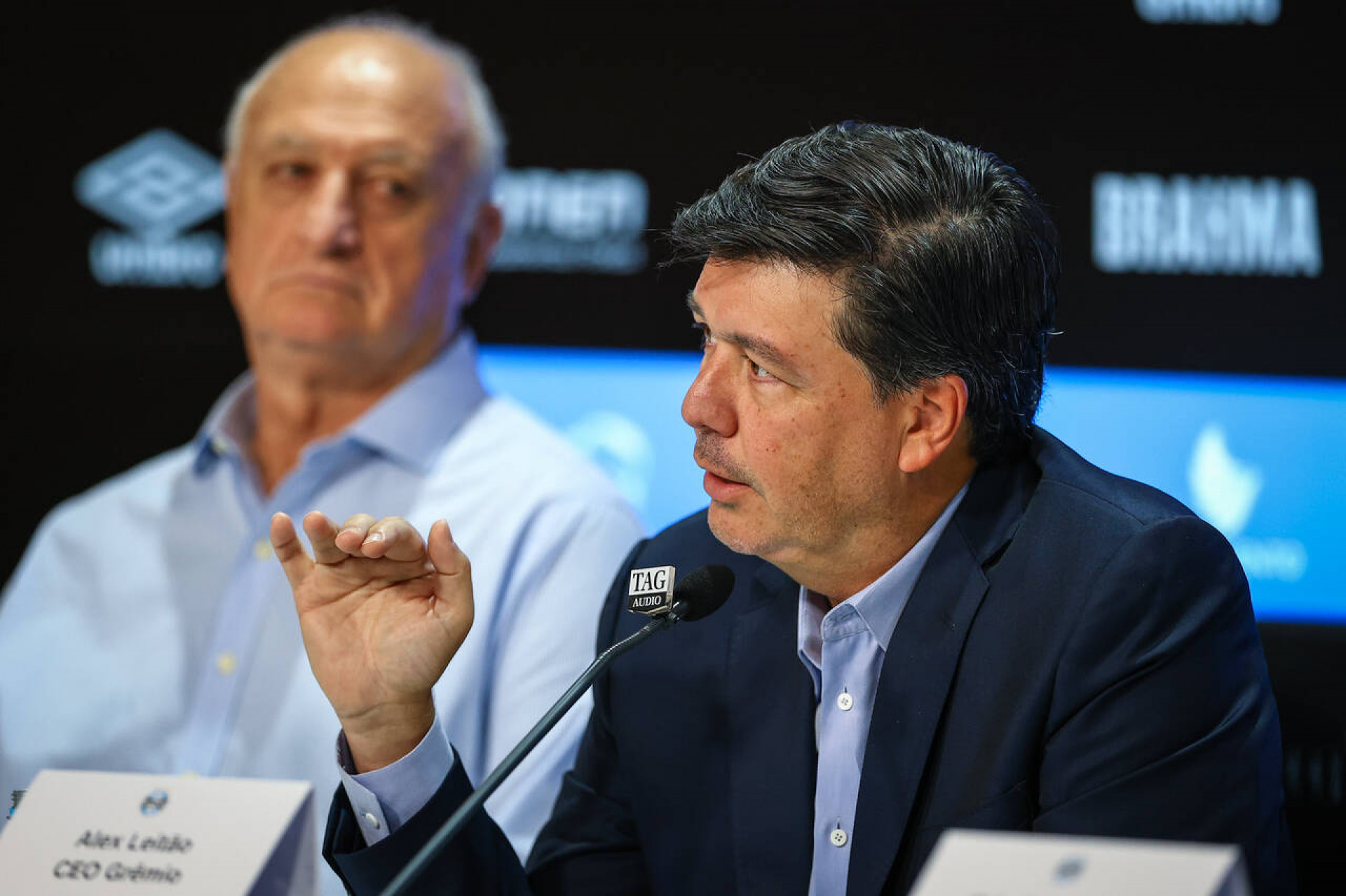 Gr&ecirc;mio amarga meio ano sem patrocinador m&aacute;ster