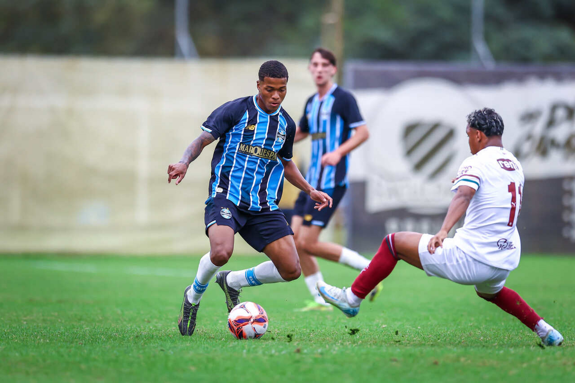 Fluminense atropela o Gr&ecirc;mio e sobe na classifica&ccedil;&atilde;o do Brasileiro Sub-20