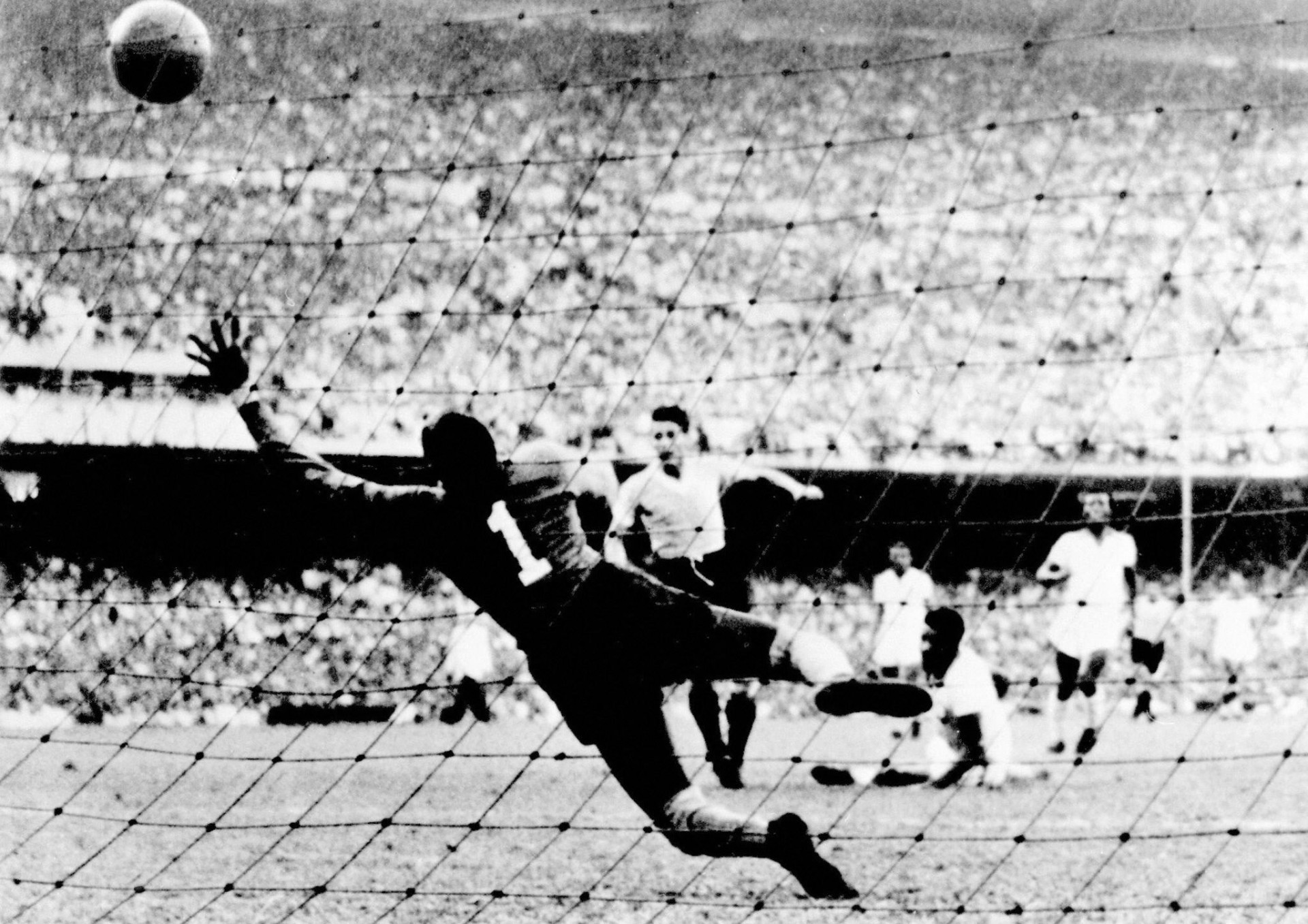 Gol do uruguaio Schiaffino, contra o Brasil, na decisão do Mundial de 1950 - Staff / AFP