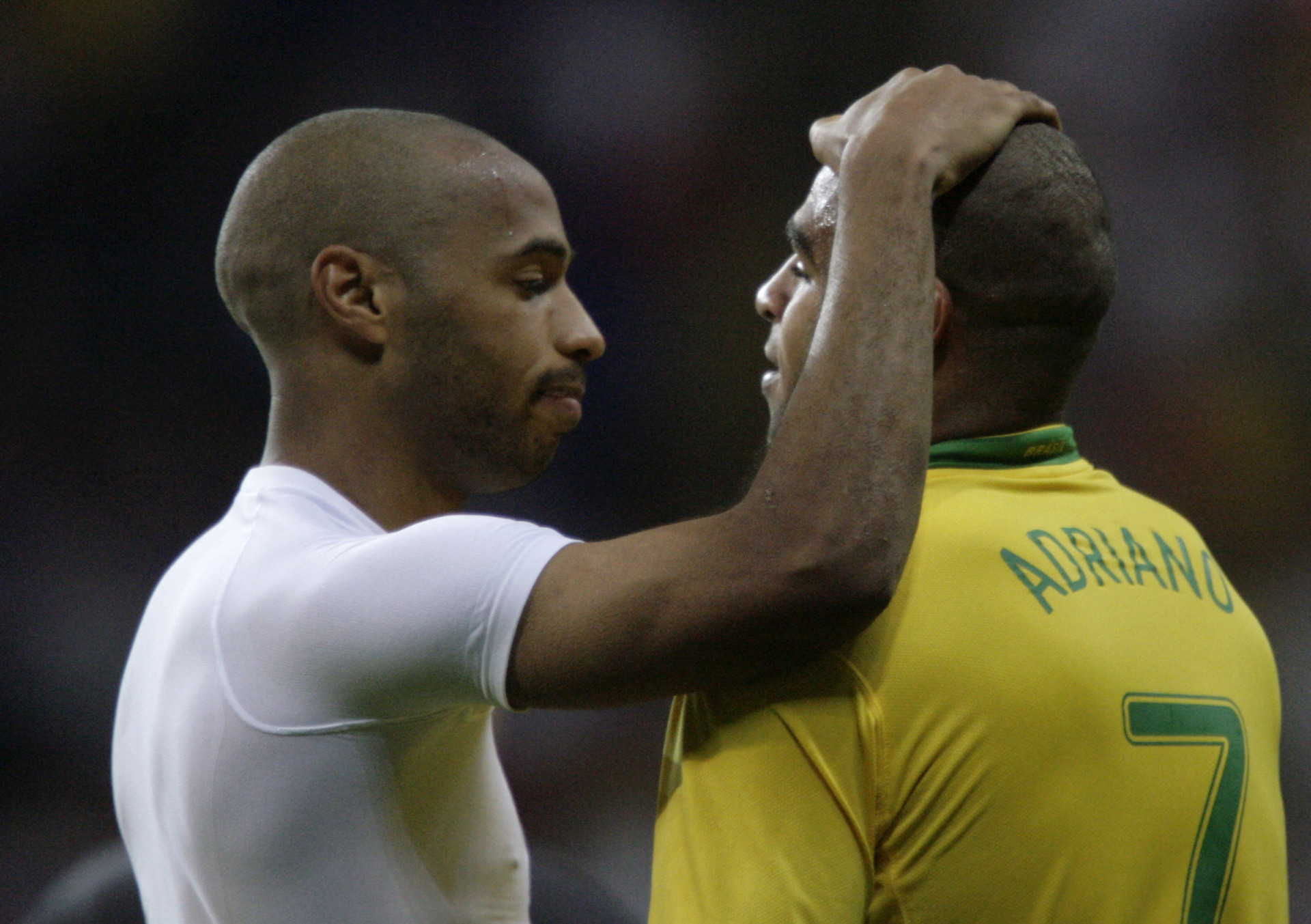 Autor do gol do jogo, Henry consola Adriano ap&oacute;s elimina&ccedil;&atilde;o na Copa de 2006 - Antonio Scorza / AFP
