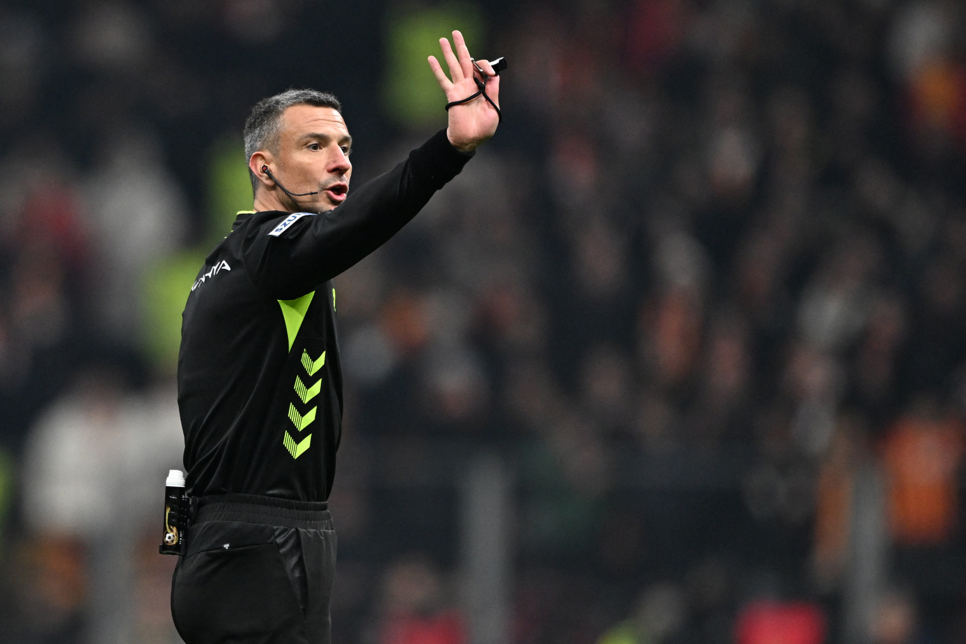 Fifa divulga equipe de arbitragem da estreia do Brasil na Co