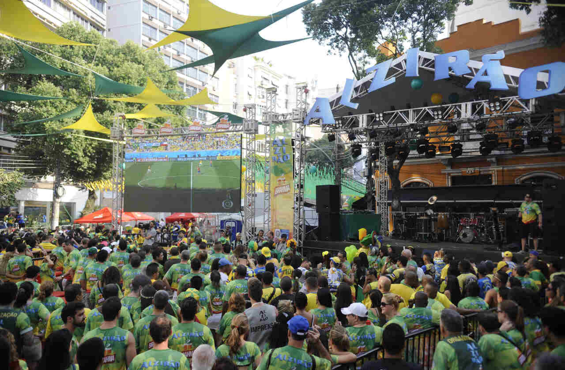 Prefeitura volta atr&aacute;s e confirma eventos no Alzir&atilde;o, no Rio