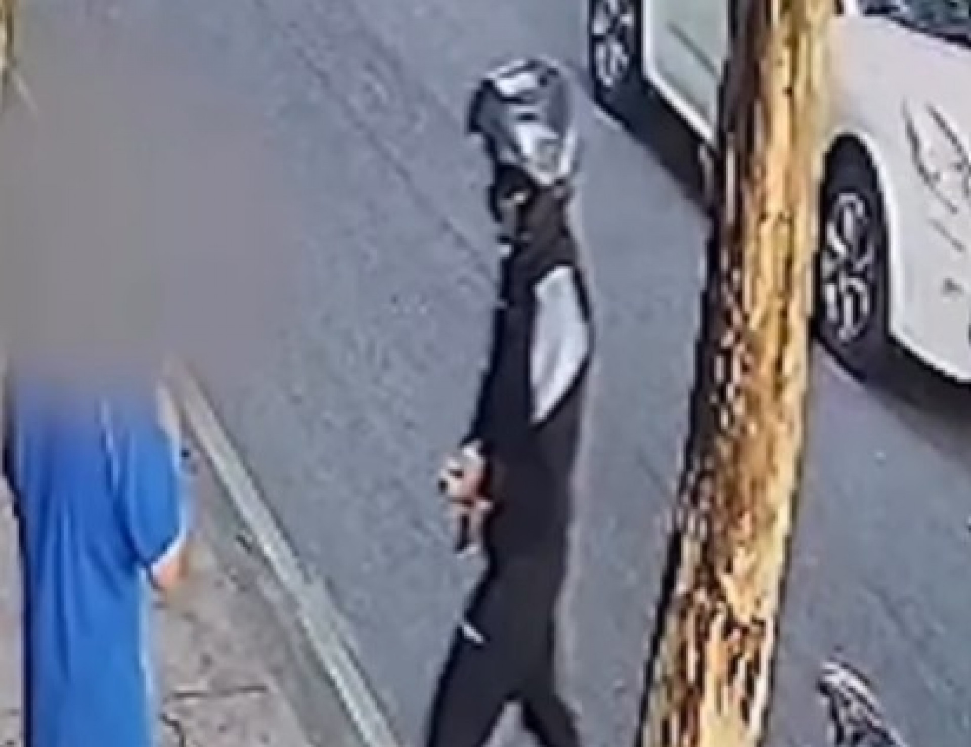 Homem tem aliança roubada enquanto varria calçada no Jardim 