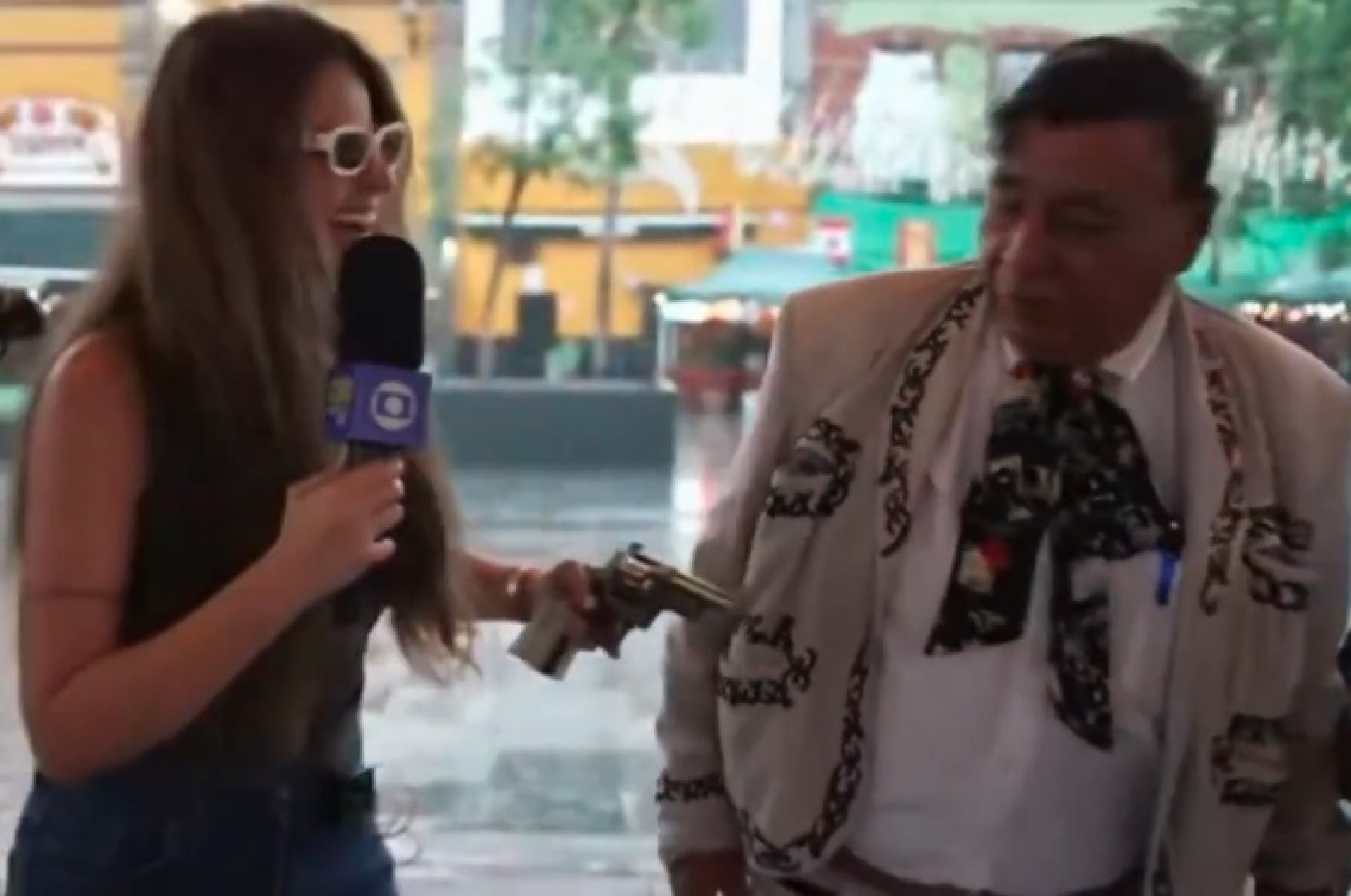 Repórter da Globo recebe arma e reage com bom humor - Reprodução de vídeo
