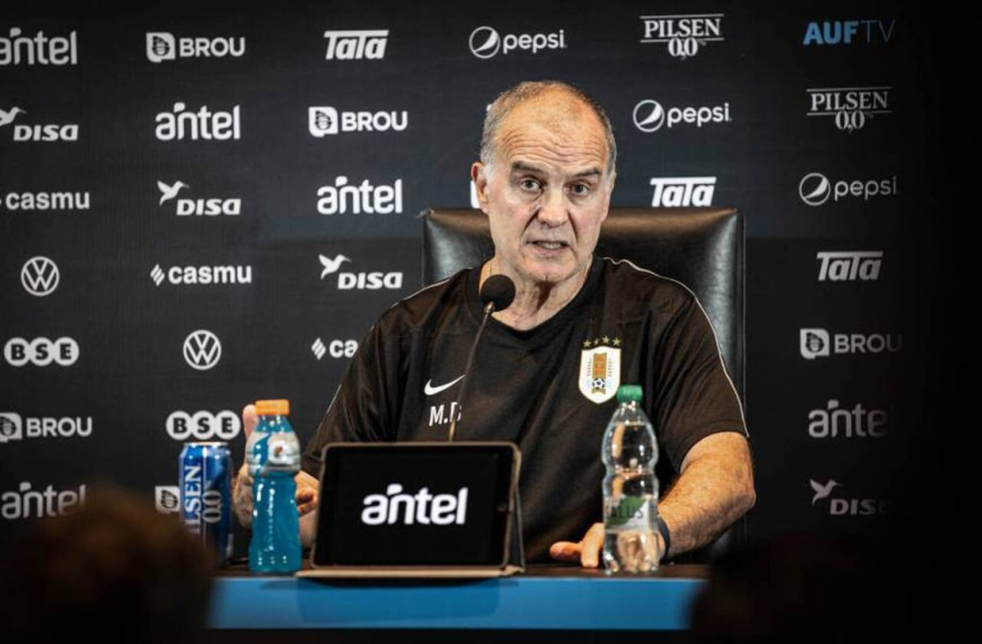 Bielsa recebe cr&iacute;ticas por entrevista de 38 segundos em chegada do Uruguai ao M&eacute;xico