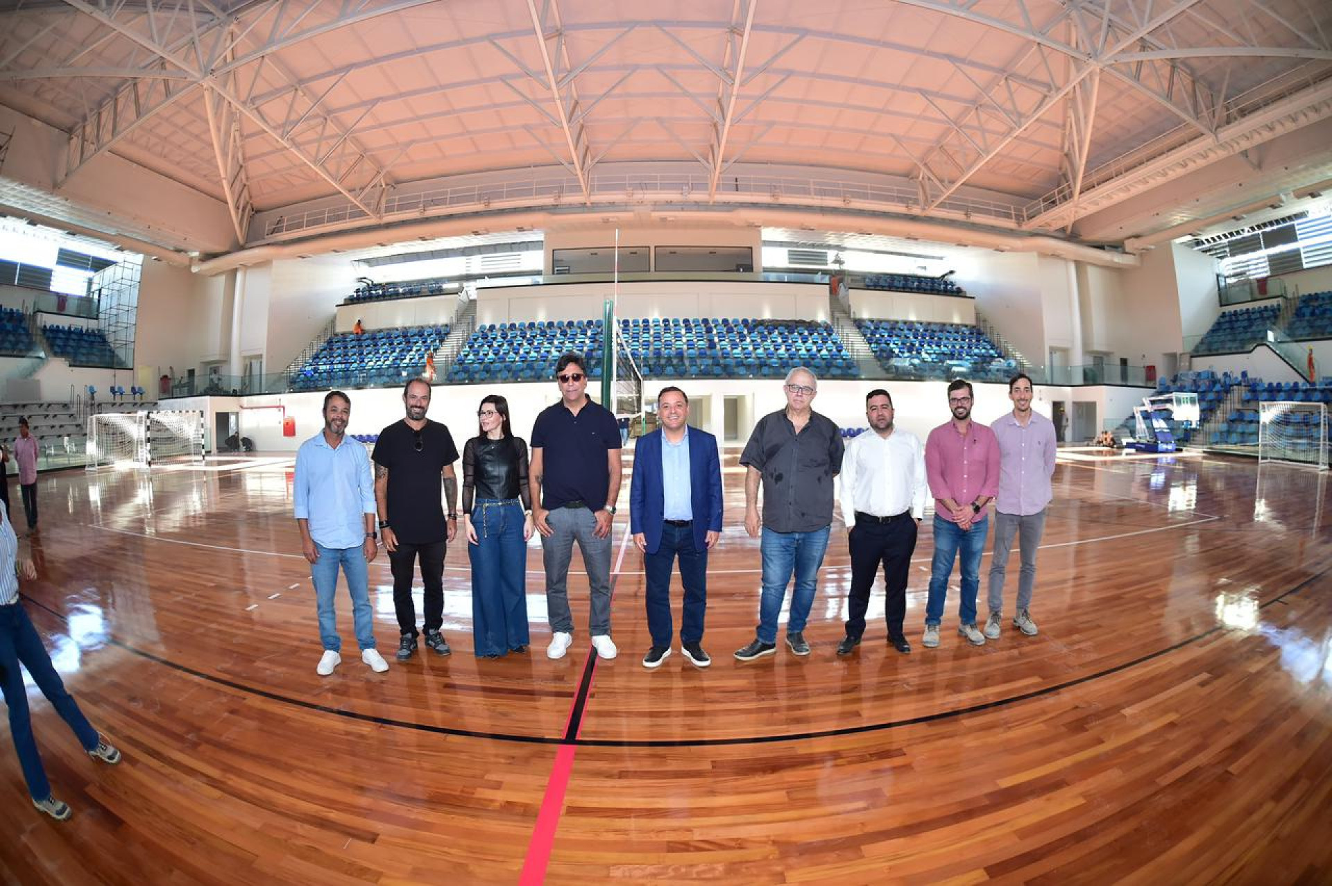 Prefeito Rodrigo Neves vistoria Arena Niterói ao lado do sec