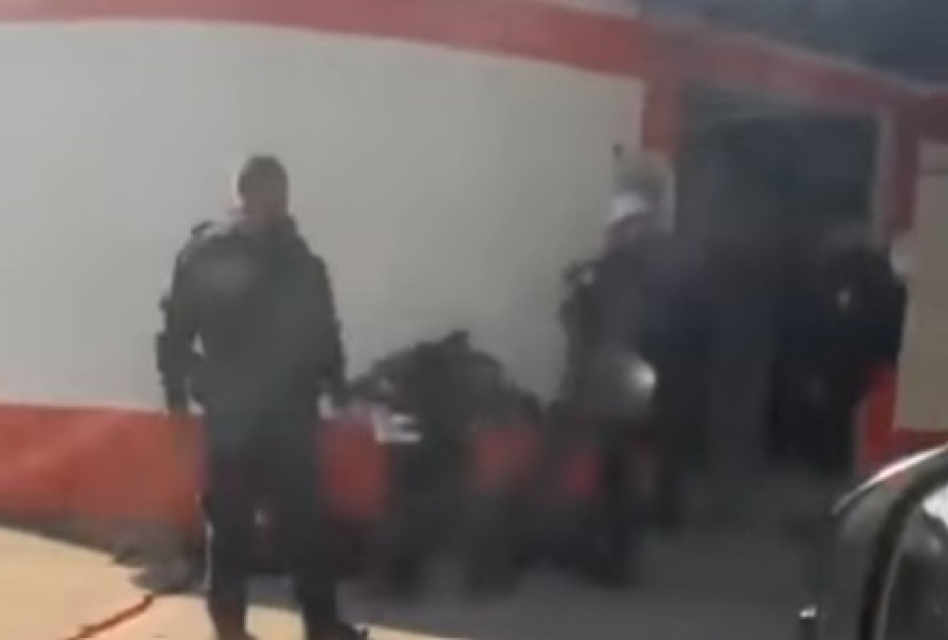 Confronto termina com suspeito baleado e outro preso em Curicica