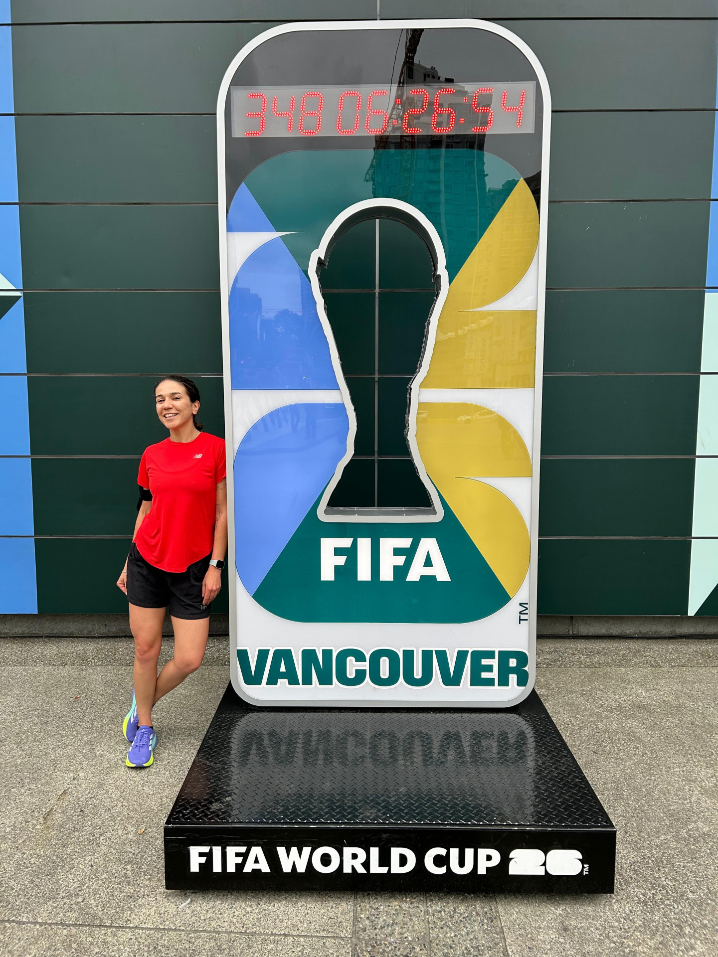 Deborah Calazans vê ruas enfeitadas, mas não sente clima de Copa