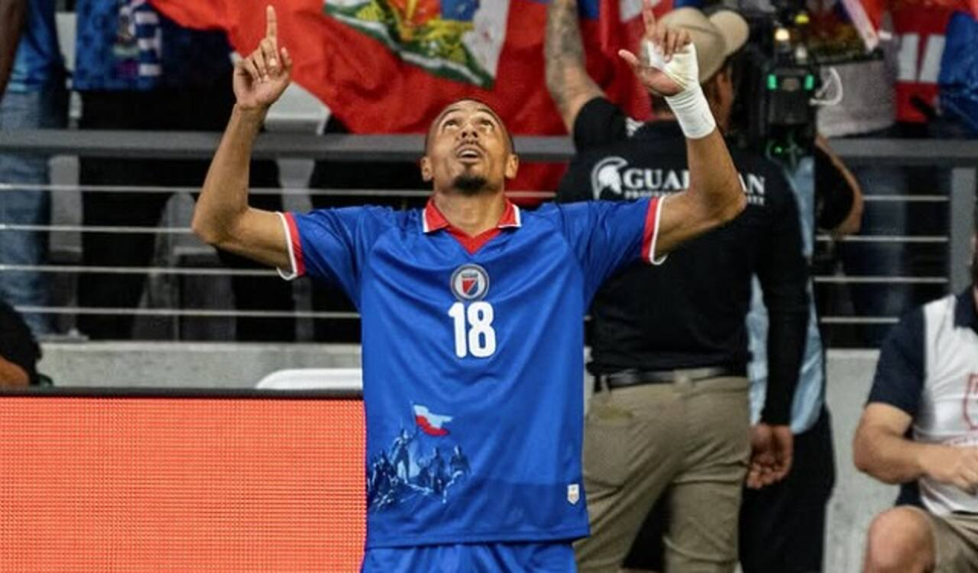 Bandeira da Pol&ocirc;nia? Entenda a verdadeira hist&oacute;ria sobre a pol&ecirc;mica camisa do Haiti