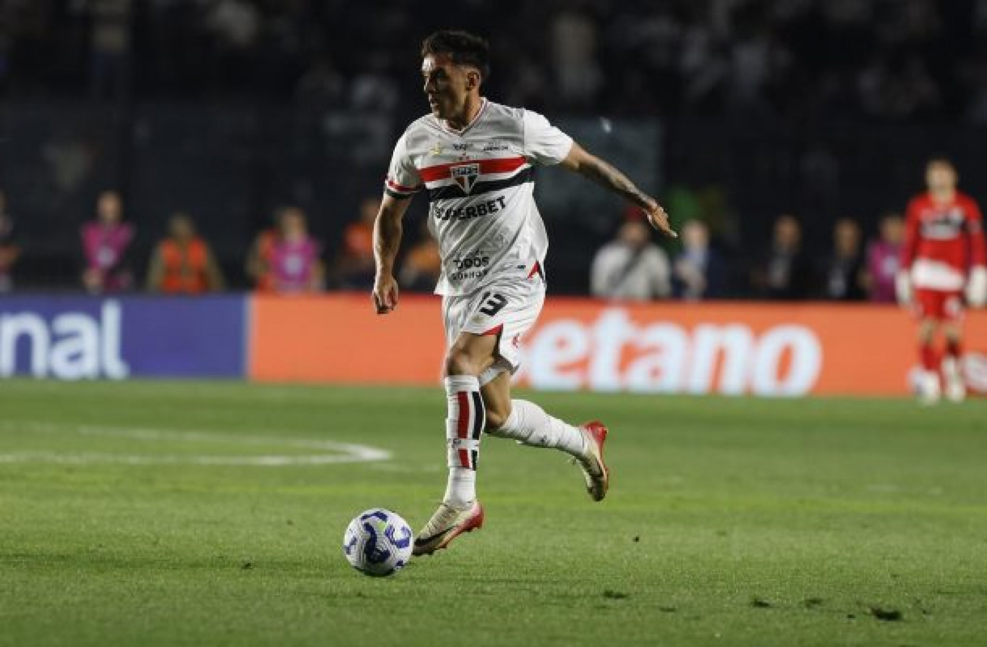 Enzo D&iacute;az &eacute; suspenso por 30 dias ap&oacute;s danificar equipamento de arbitragem