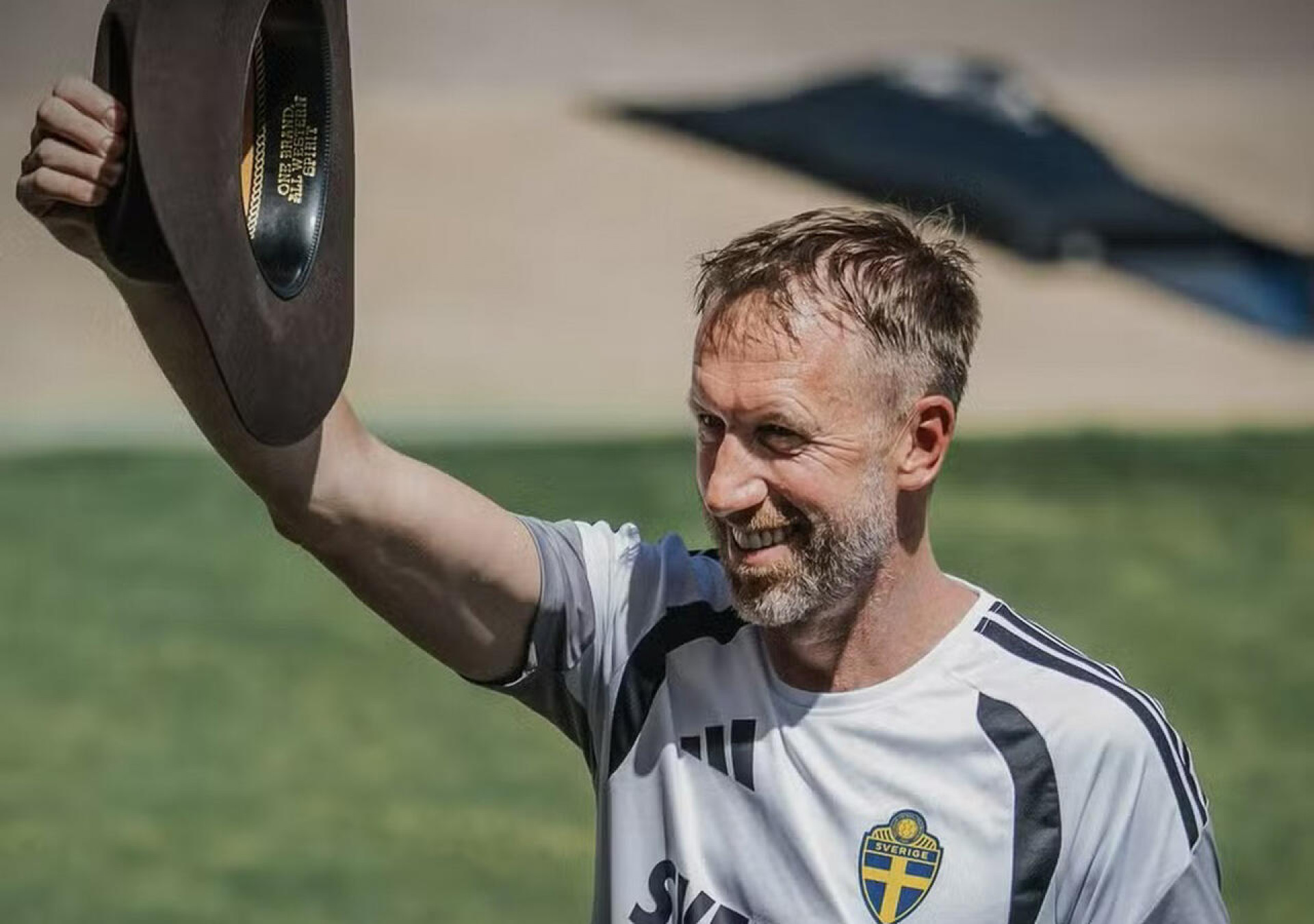 T&eacute;cnico da Su&eacute;cia aparece de chap&eacute;u de cowboy, no Texas, antes da estreia na Copa
