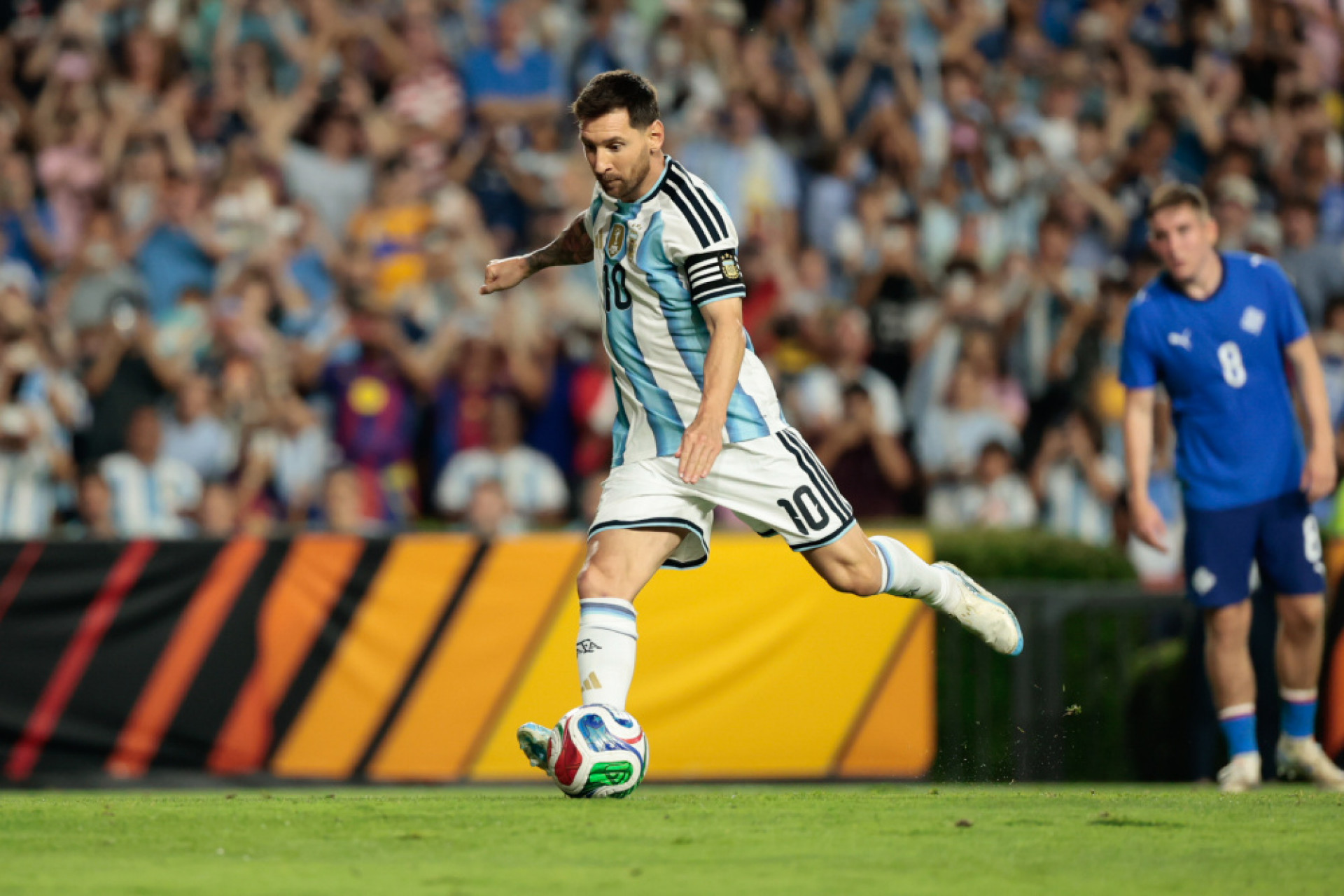 Com gol de Messi, Argentina vence Islândia em último amistos