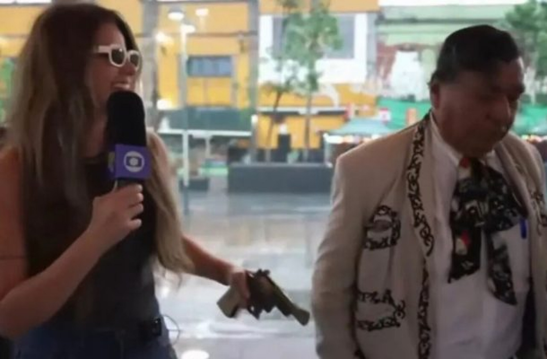 Rep&oacute;rter da Globo recebe arma ao vivo e reage de forma inusitada durante cobertura da Copa