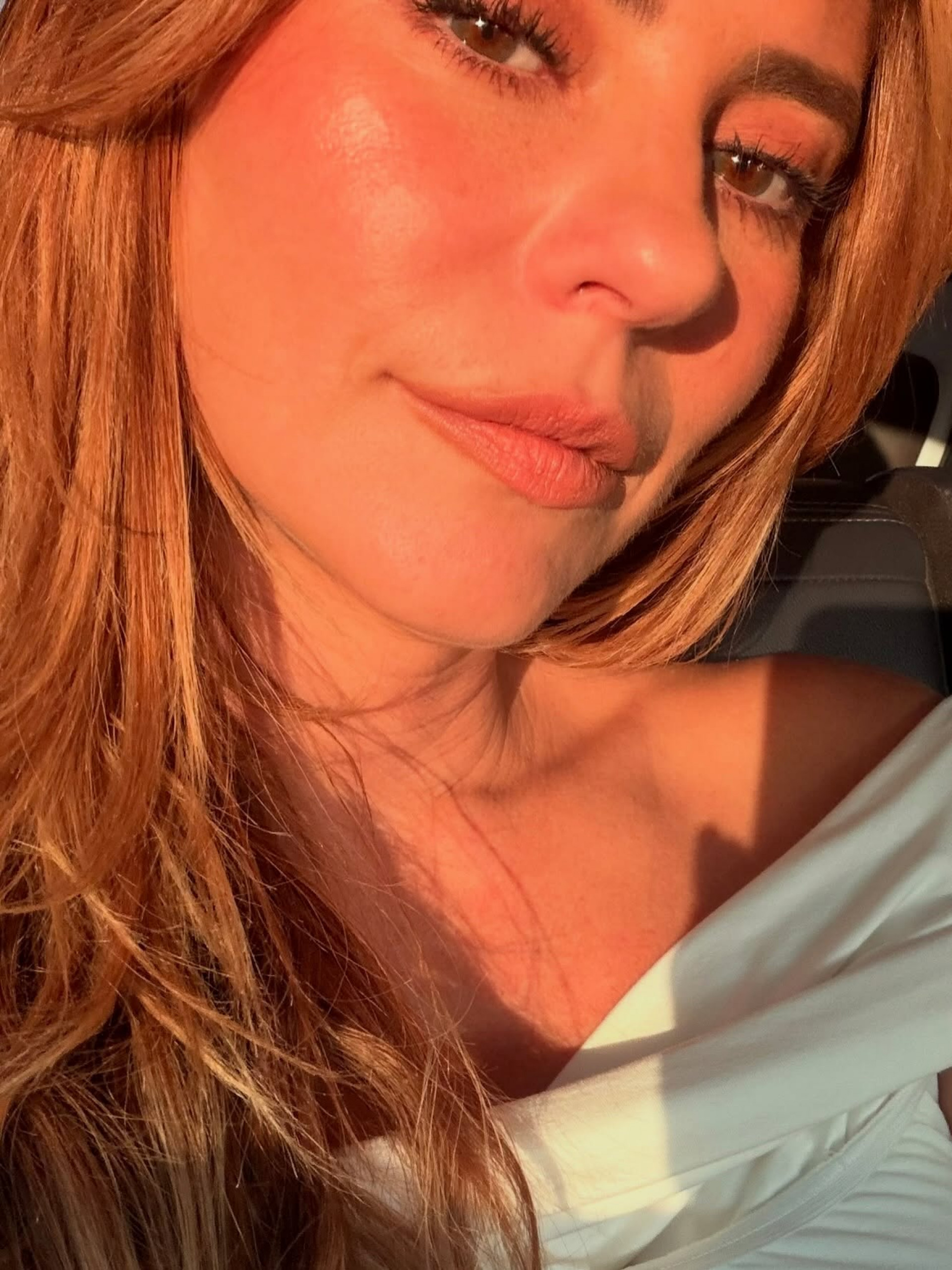 Paolla Oliveira abre álbum de junho e fãs destacam detalhe nas imagens