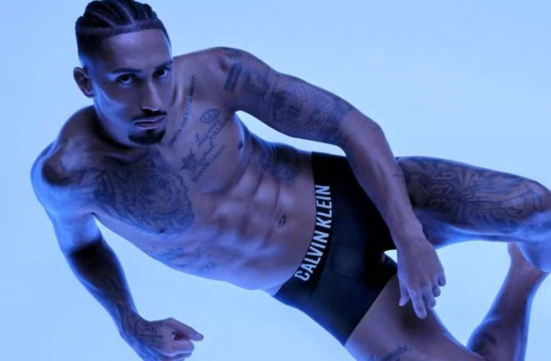 Raphinha rouba a cena em campanha ousada da Calvin Klein &agrave;s v&eacute;speras da Copa