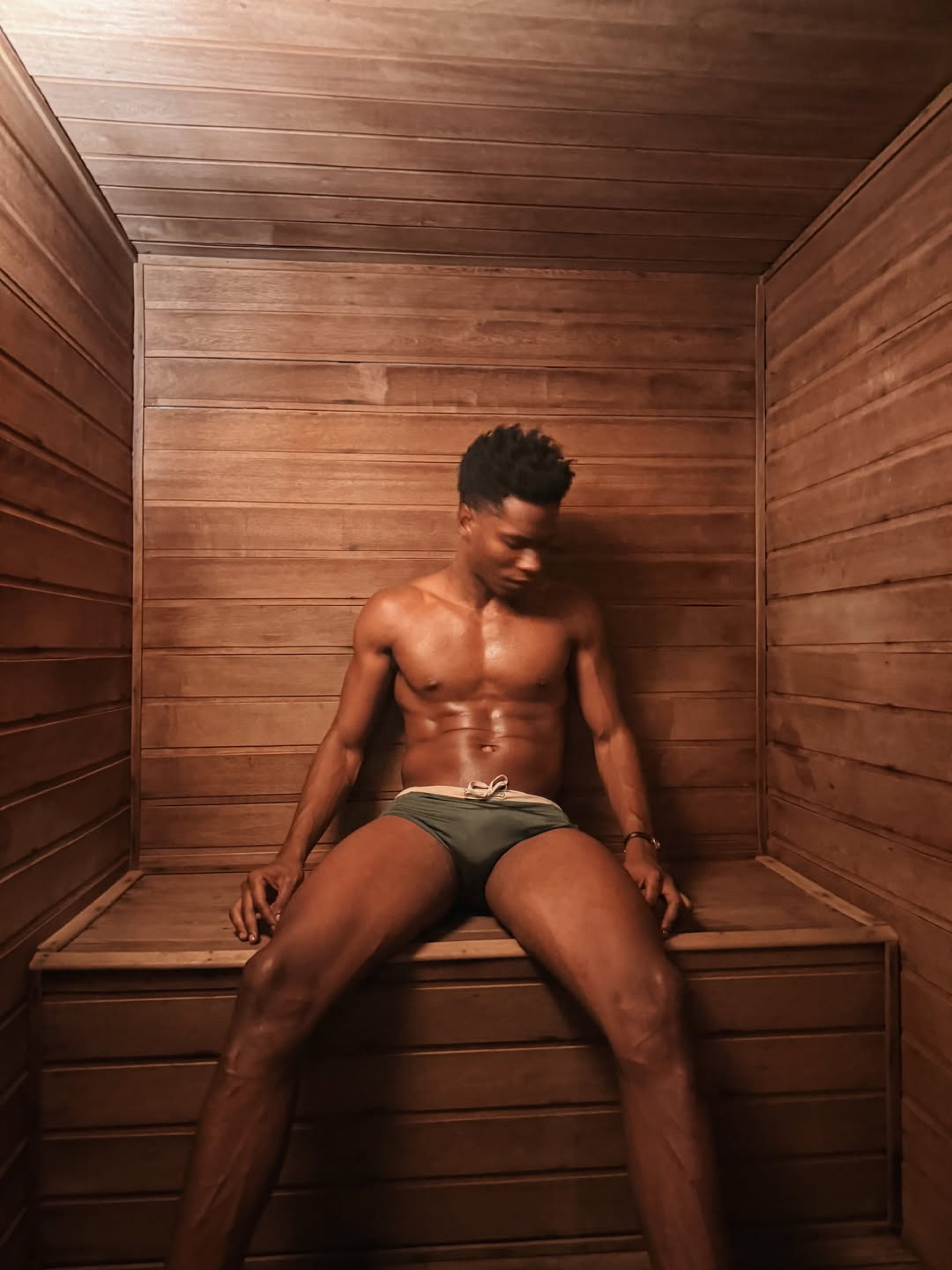 Breno Ferreira posa de sunga e recebe elogios de Clara Moneke