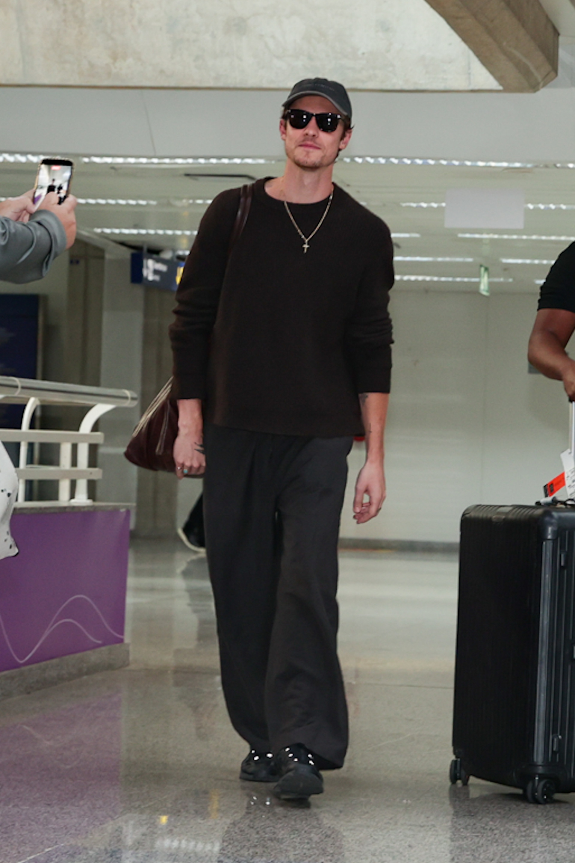 Shawn Mendes desembarca no aeroporto do Galeão - Victor Chapetta / Brazil News