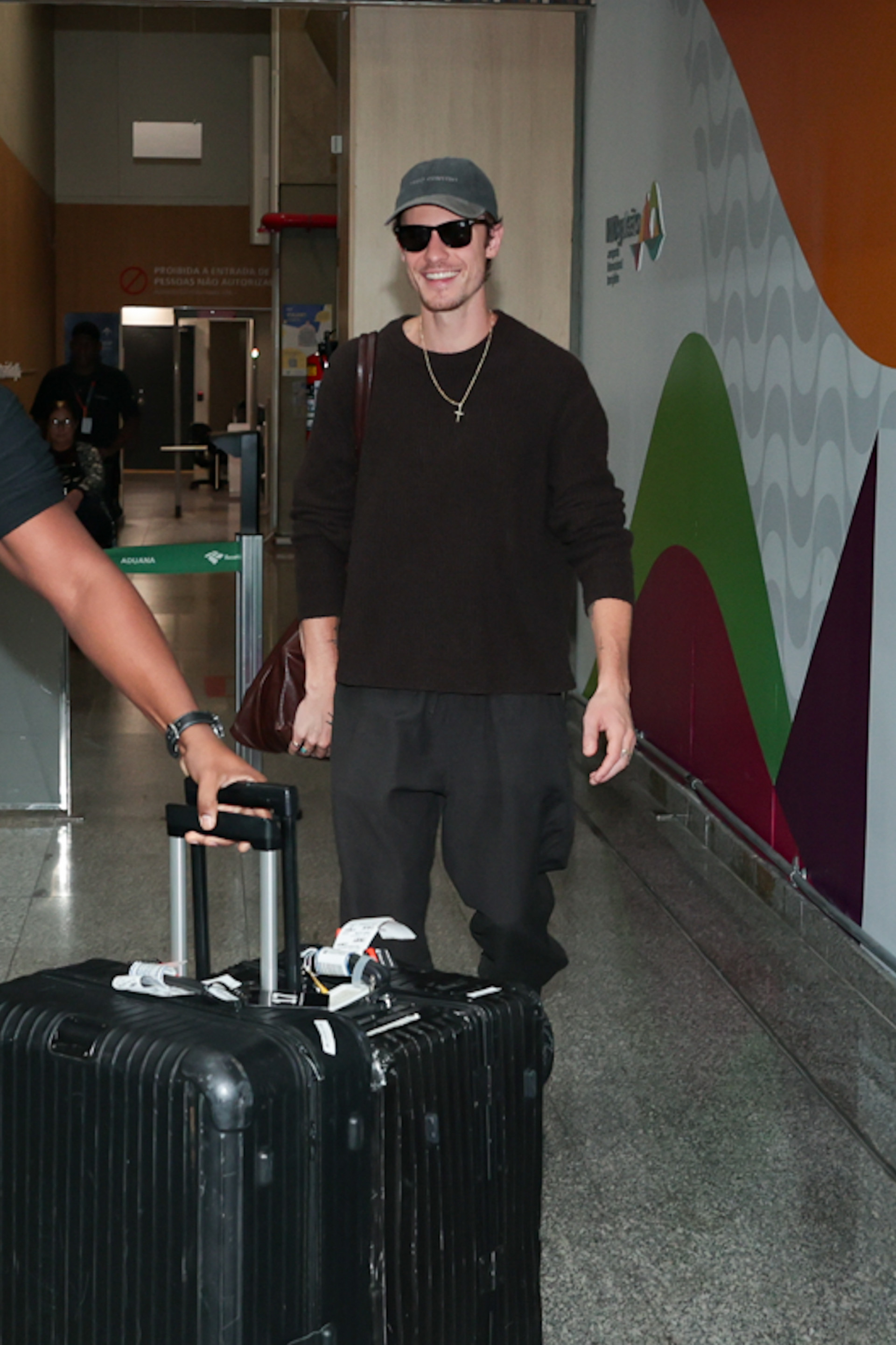 Shawn Mendes desembarca no aeroporto do Galeão - Victor Chapetta / Brazil News