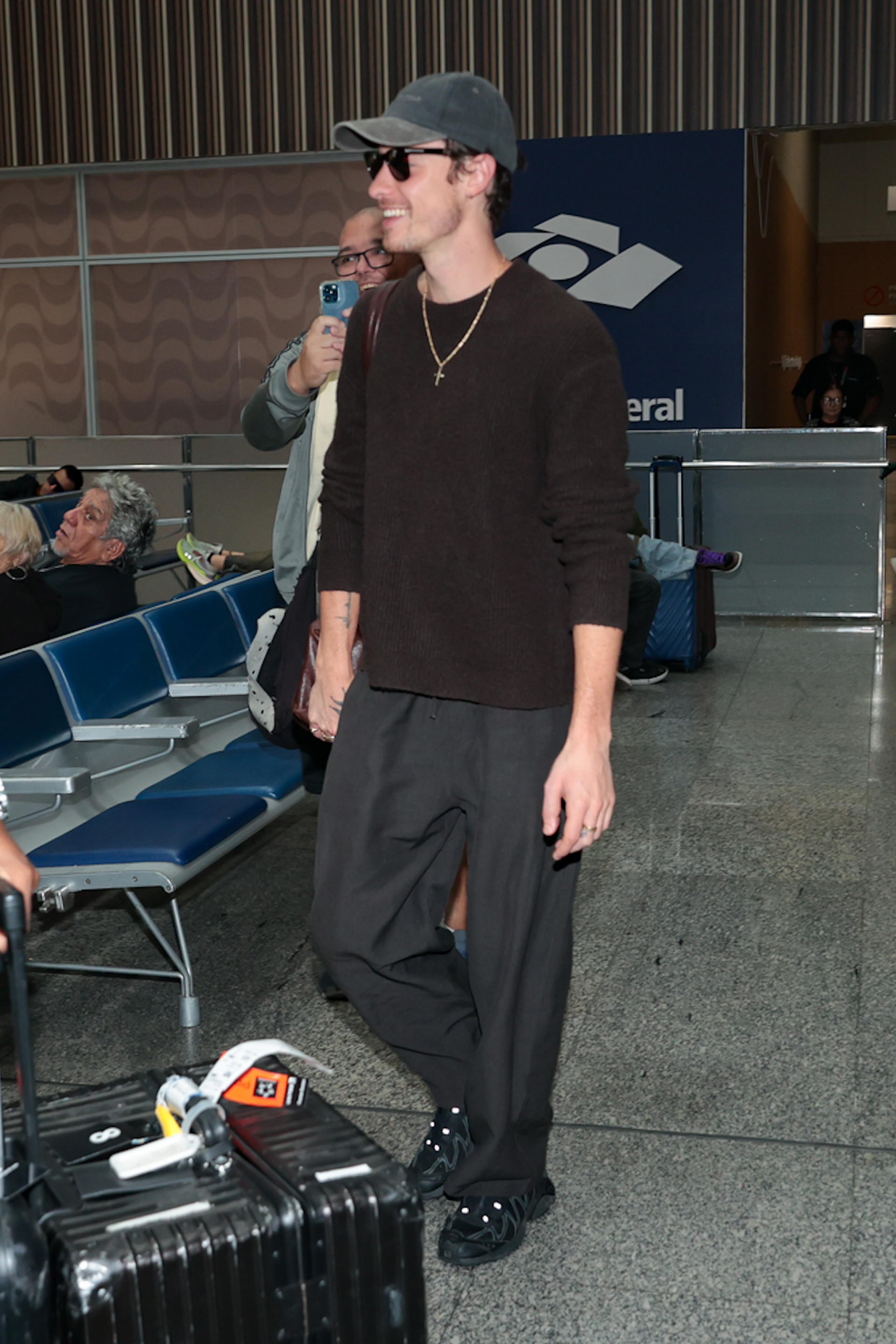 Shawn Mendes desembarca no aeroporto do Galeão - Victor Chapetta / Brazil News