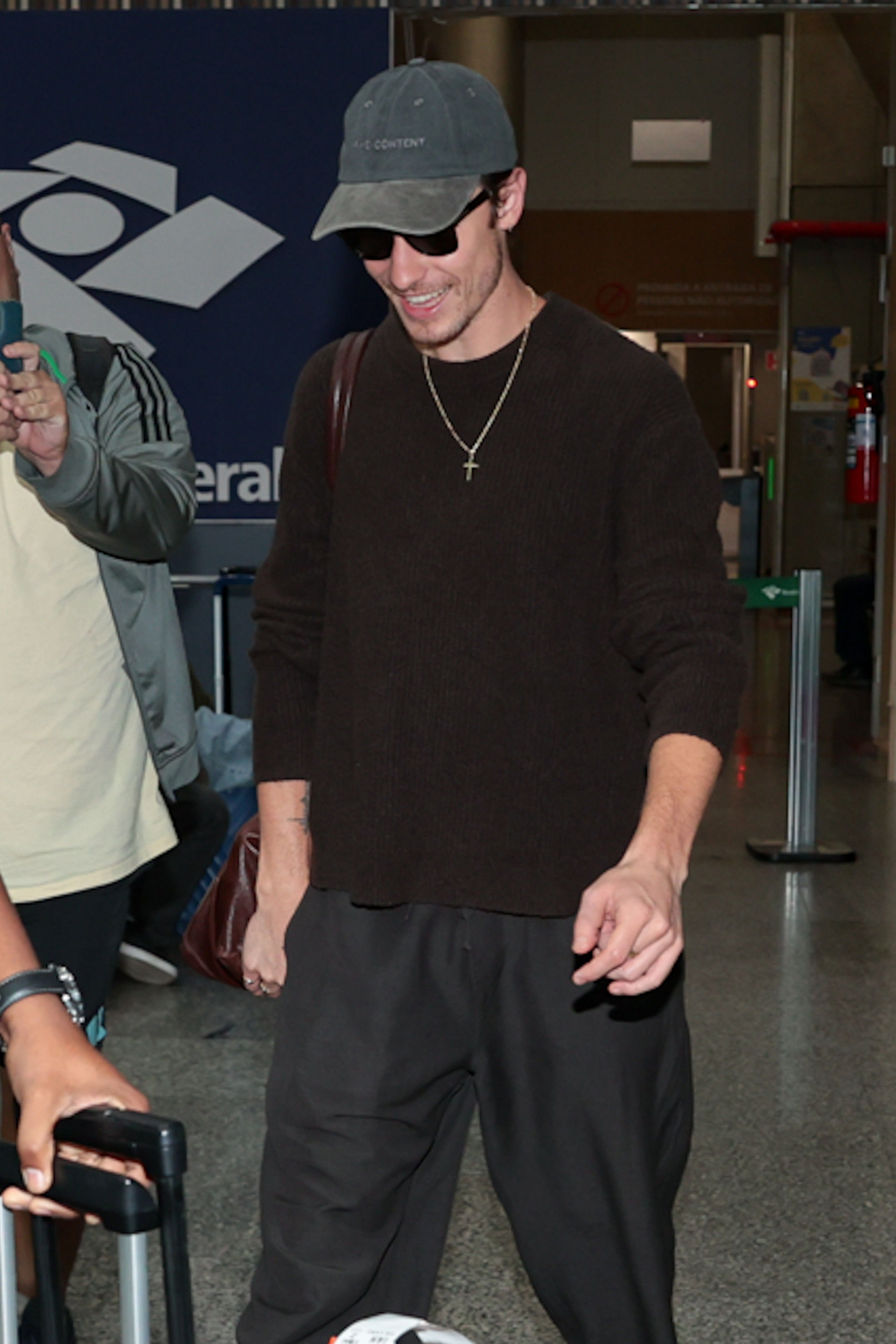 Shawn Mendes desembarca no aeroporto do Galeão - Victor Chapetta / Brazil News