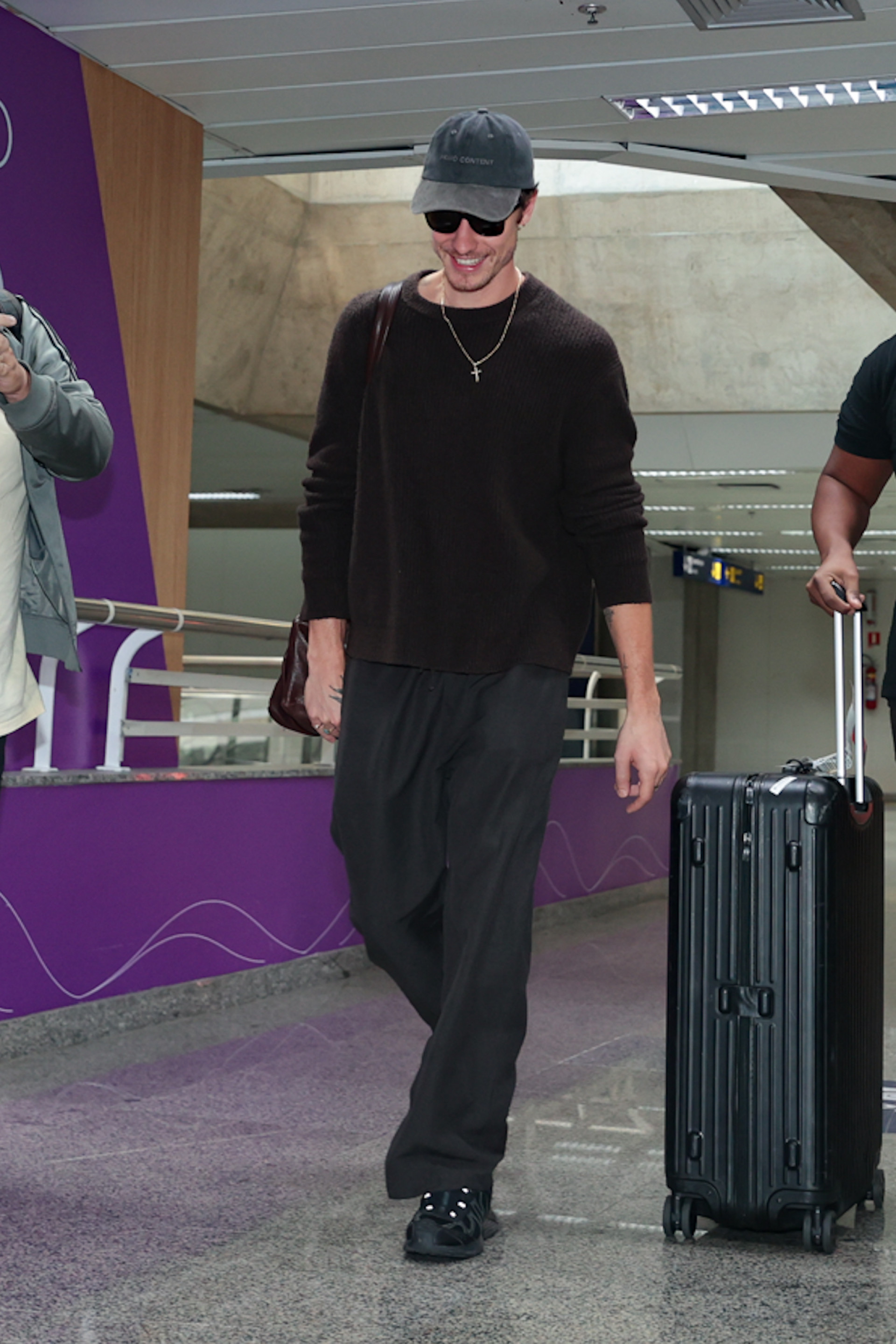 Shawn Mendes desembarca no aeroporto do Galeão - Victor Chapetta / Brazil News