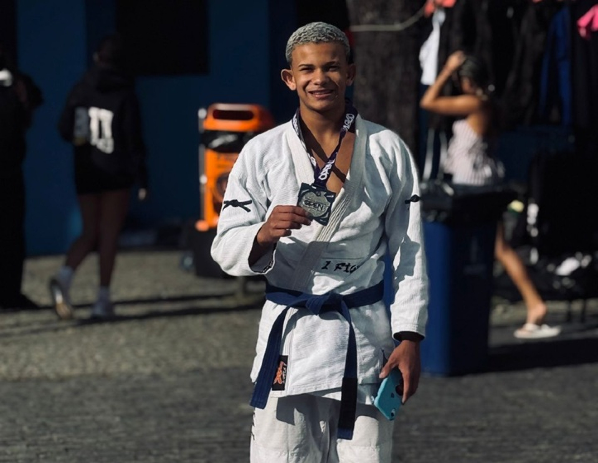 Kid Orelha celebra medalha no Rio Fall de Jiu-Jitsu e mira e