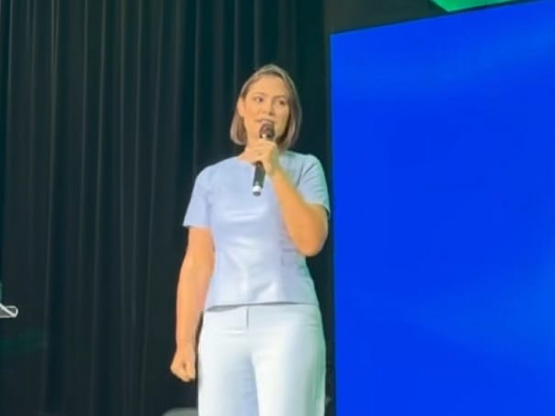 Michelle diz que apoiará Flávio Bolsonaro 'no momento certo'