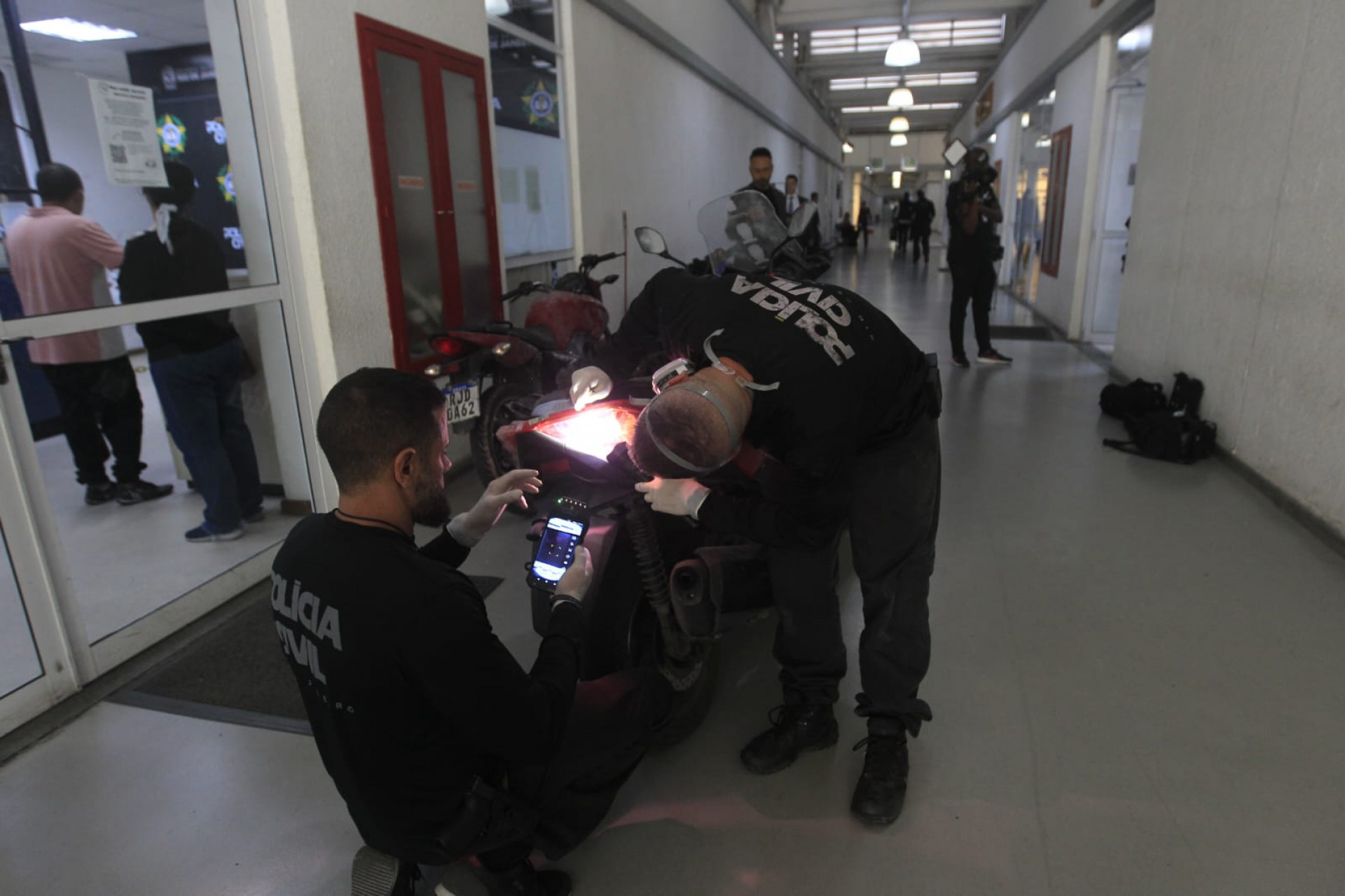 Motos foram apreendidas na operação do Complexo da Maré - Reginaldo Pimenta/Agência O DIA