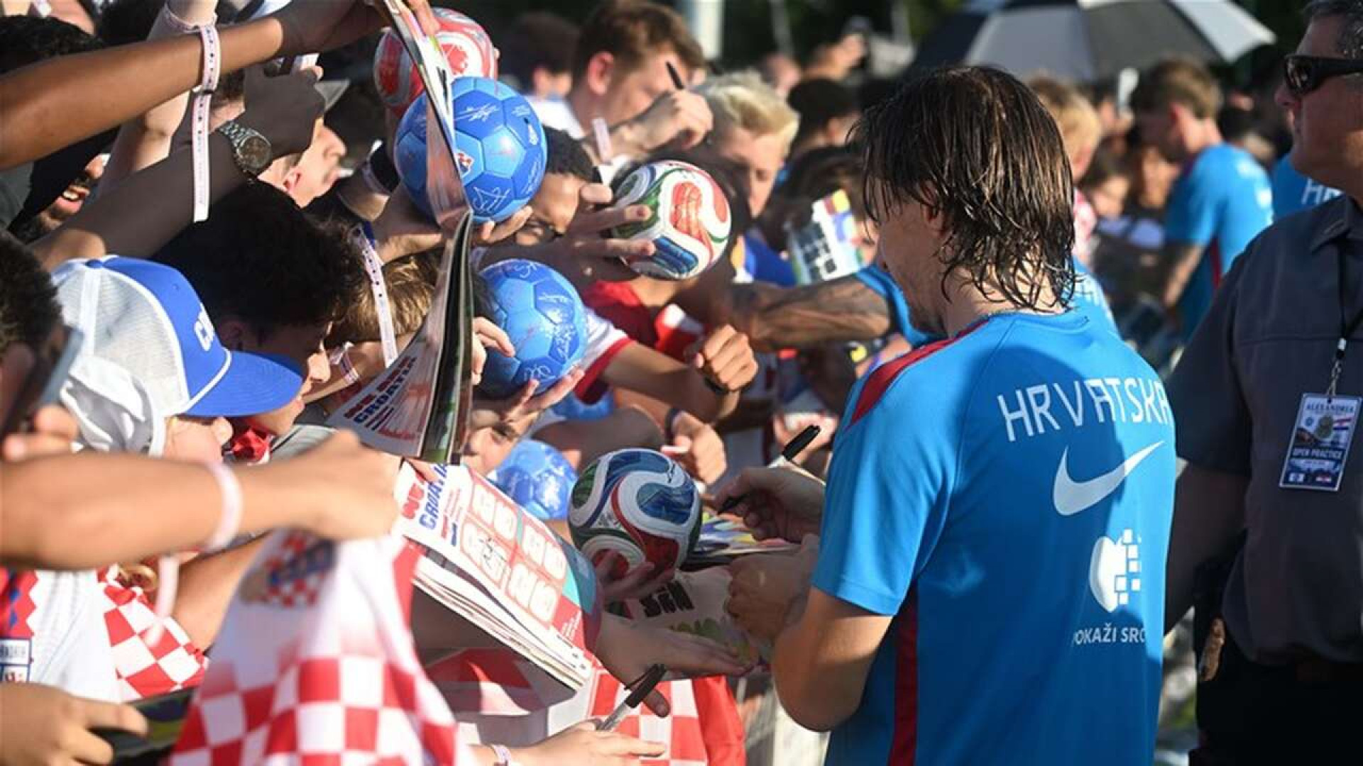 Cro&aacute;cia atrai multid&atilde;o em primeiro treino nos Estados Unidos