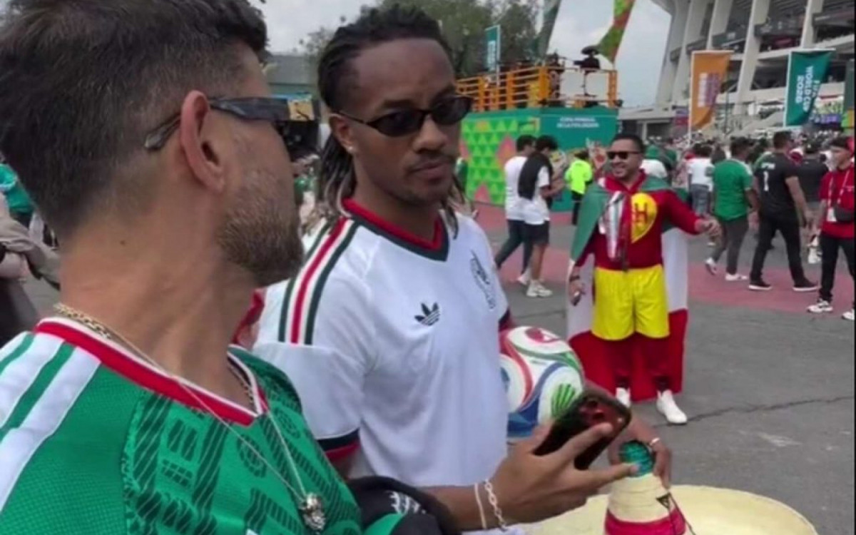 Carrillo acompanha abertura da Copa no M&eacute;xico, mas evita camisa verde