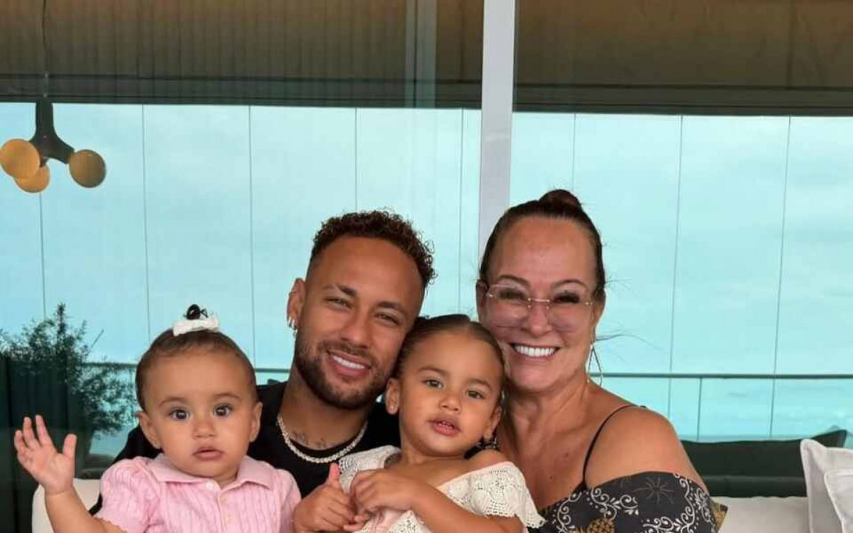 M&atilde;e de Neymar embarca para acompanhar a Sele&ccedil;&atilde;o Brasileira na Copa do Mundo