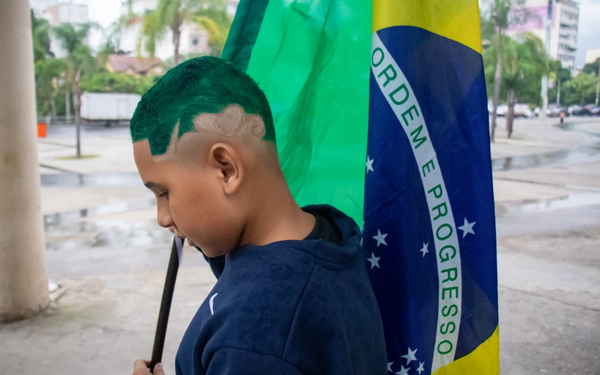 Cabelos com as cores do Brasil estão entre os mais pedidos - Érica Martin/Agência O DIA