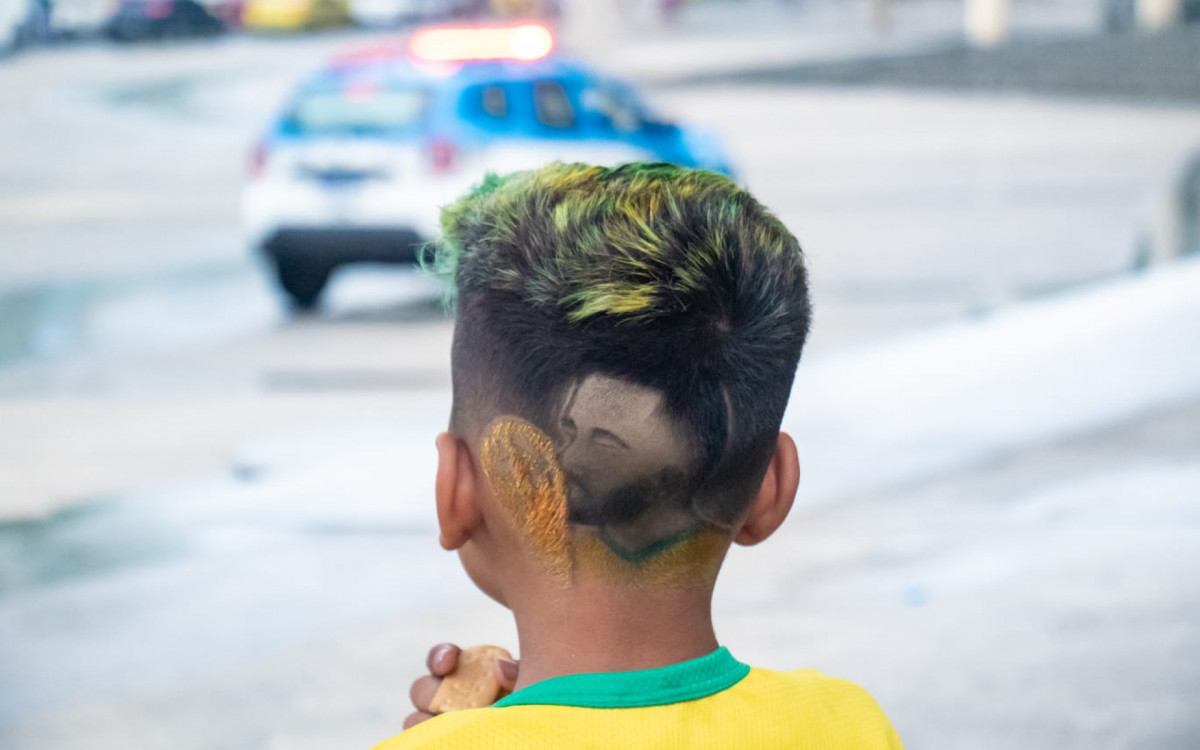 Um dos cortes mostra o Neymar beijando a taça - Érica Martin/Agência O DIA