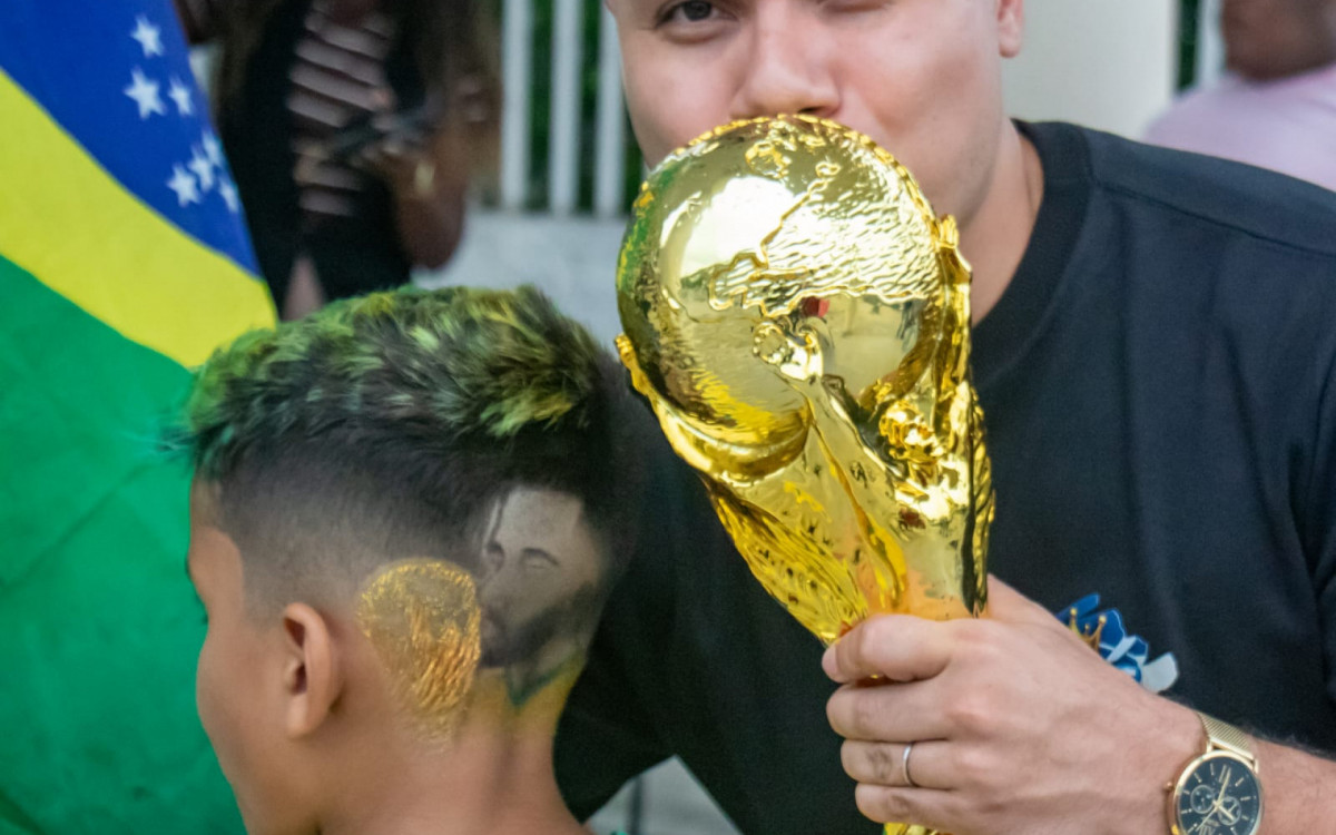 Felipe desenhou o Neymar beijando a taça no cabelo do filho - Érica Martin/Agência O DIA