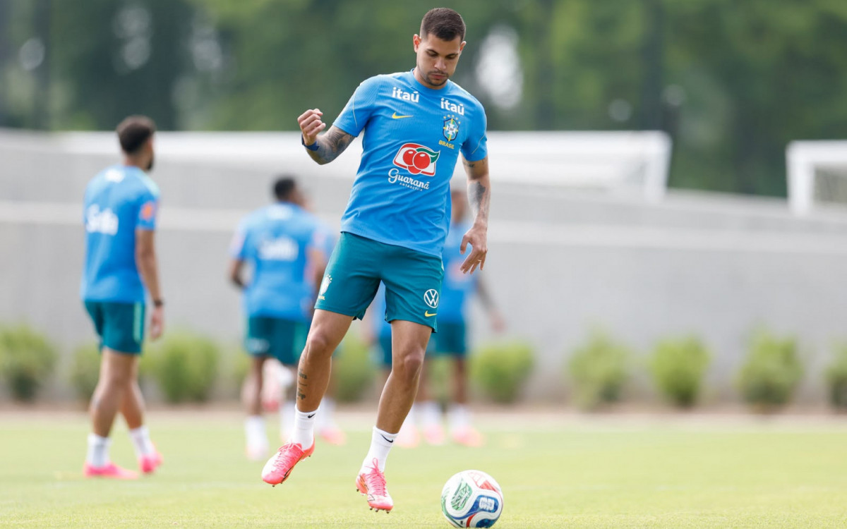 Bruno Guimarães em treino do Brasil