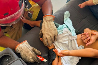 Menino de 3 anos fica preso ao sofá após usar supercola e mobiliza bombeiros 