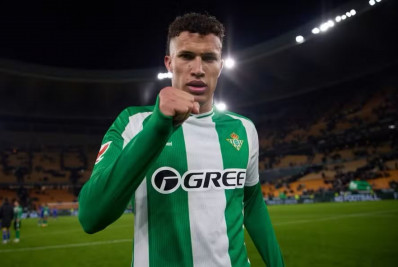 Interesse do Flamengo em Deossa faz negociação entre Betis e River Plate travar