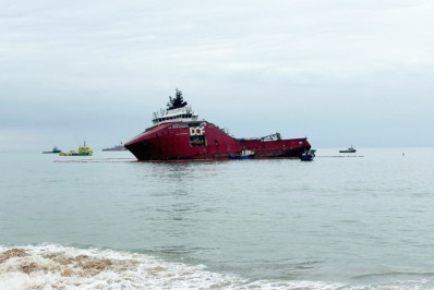 Rebocador encalhado na Praia Campista mantém alerta em Macaé após cobrança pública por solução