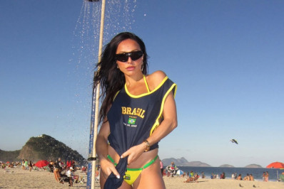 Sabrina Sato compartilha fotos sensuais em clima de Copa do Mundo