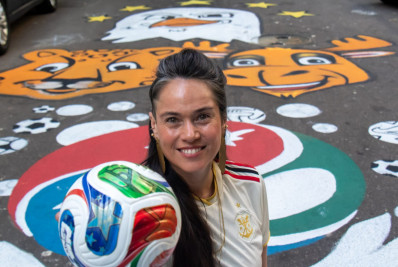 Artistas levam cores da Copa do Mundo às ruas e ajudam a resgatar tradição na Zona Sul